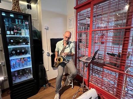 Happy Wine com música ao vivo